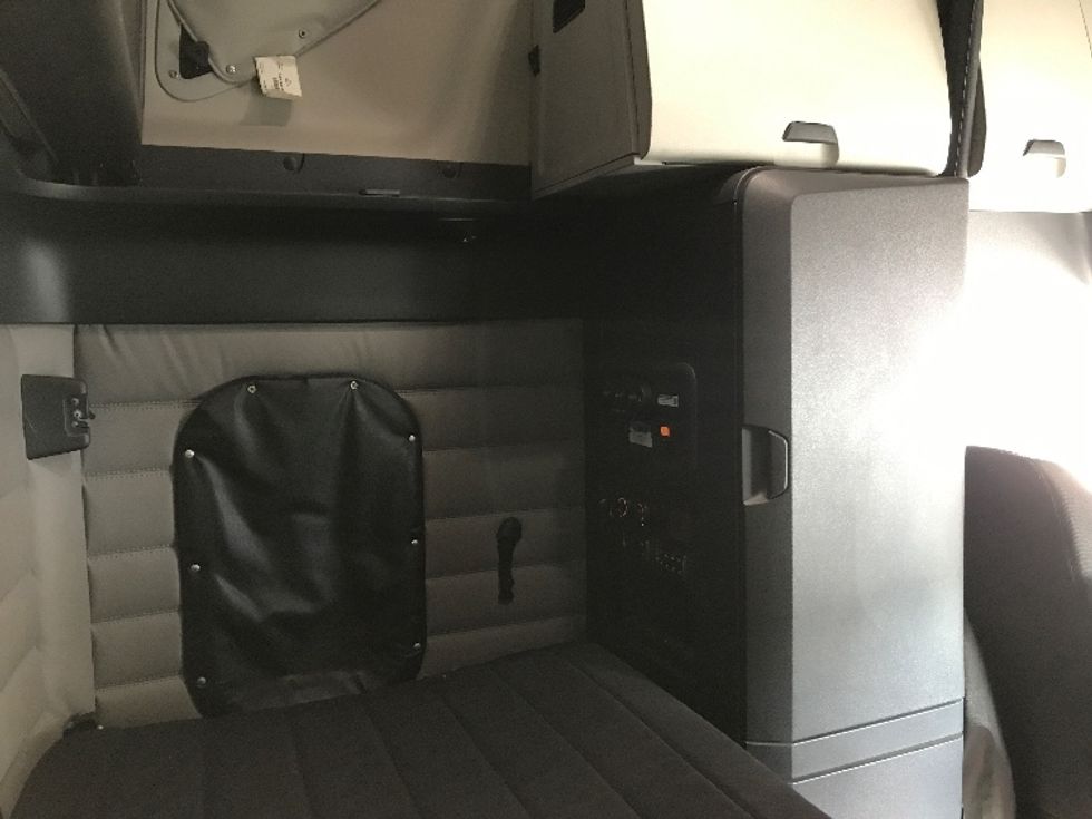 Sleeper Tractor-Heavy Duty Tractors-Freightliner-2020-T12664ST-Prince George-VA-415,918\n\t\tmiles-$ 63,750 - Image 18