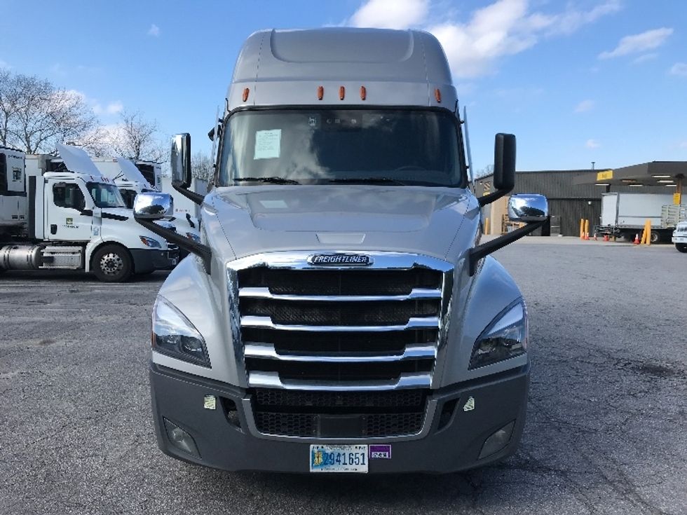 Sleeper Tractor-Heavy Duty Tractors-Freightliner-2020-T12664ST-Prince George-VA-415,918\n\t\tmiles-$ 63,750 - Image 2