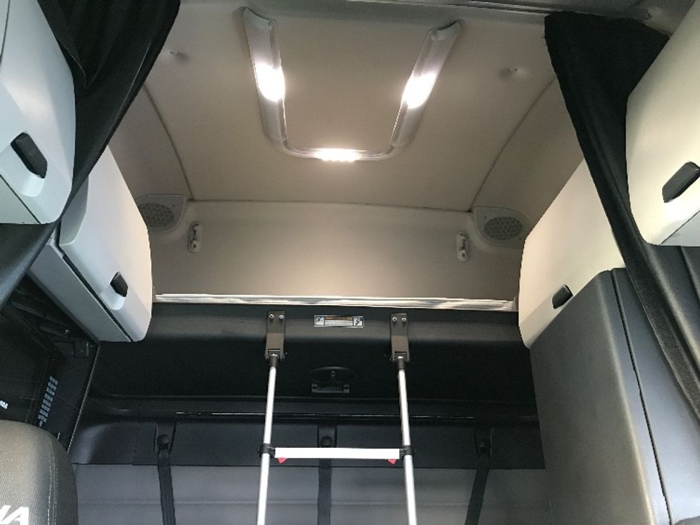 Sleeper Tractor-Heavy Duty Tractors-Freightliner-2020-T12664ST-Prince George-VA-415,918\n\t\tmiles-$ 63,750 - Image 22