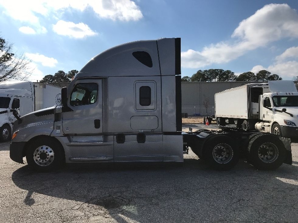 Sleeper Tractor-Heavy Duty Tractors-Freightliner-2020-T12664ST-Prince George-VA-415,918\n\t\tmiles-$ 63,750 - Image 4