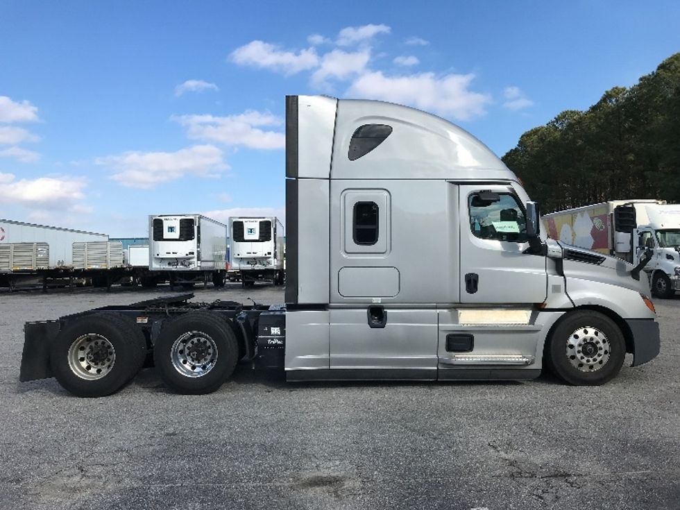 Sleeper Tractor-Heavy Duty Tractors-Freightliner-2020-T12664ST-Prince George-VA-415,918\n\t\tmiles-$ 63,750 - Image 8