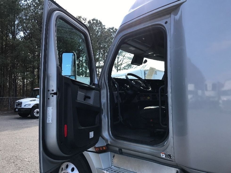 Sleeper Tractor-Heavy Duty Tractors-Freightliner-2020-T12664ST-Prince George-VA-415,918\n\t\tmiles-$ 63,750 - Image 9