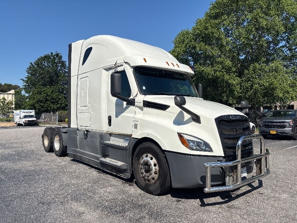 Sleeper Tractor-Heavy Duty Tractors-Freightliner-2020-T12664ST-Prince George-VA-424,035\n\t\tmiles-$ 68,750 - Image 1