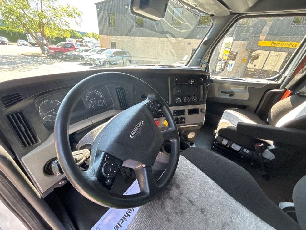 Sleeper Tractor-Heavy Duty Tractors-Freightliner-2020-T12664ST-Prince George-VA-424,035\n\t\tmiles-$ 68,750 - Image 10