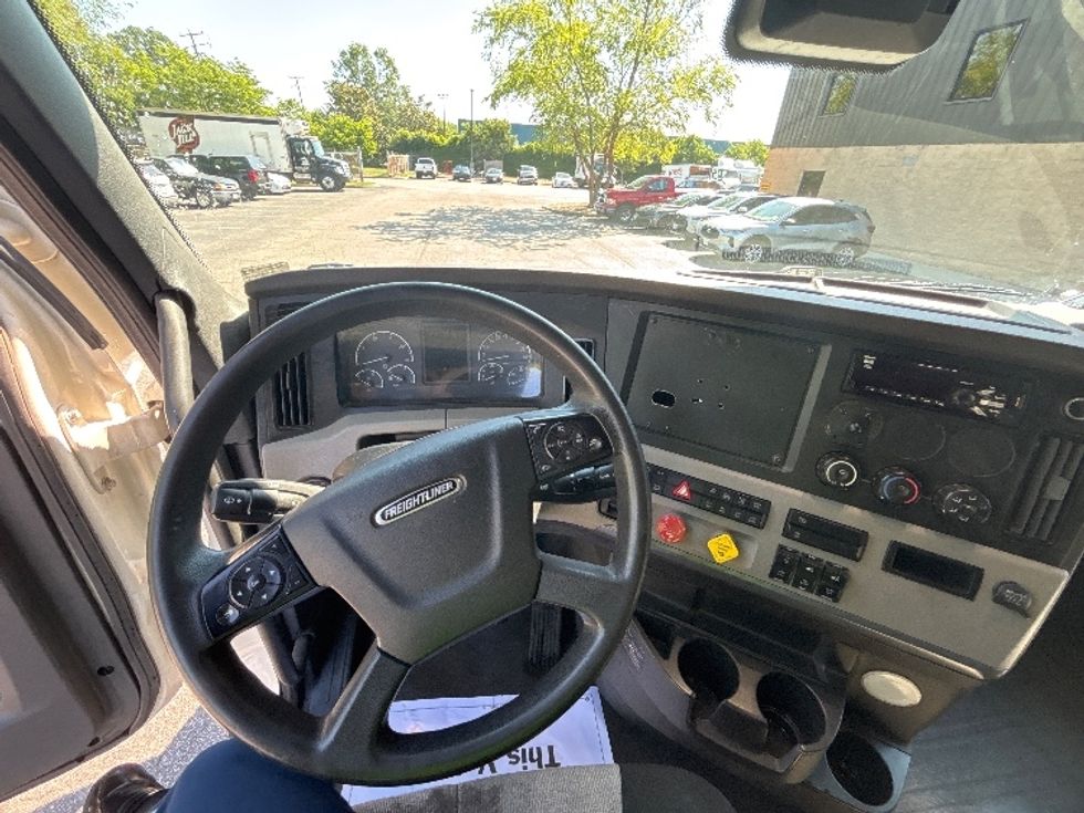 Sleeper Tractor-Heavy Duty Tractors-Freightliner-2020-T12664ST-Prince George-VA-424,035\n\t\tmiles-$ 68,750 - Image 11