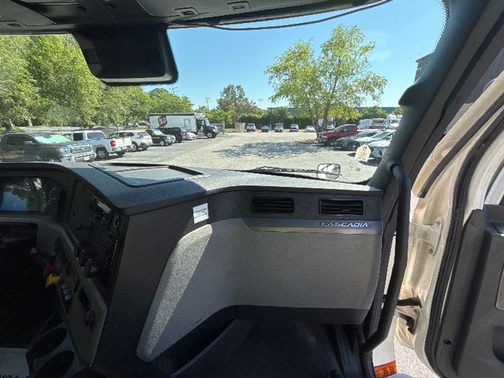 Sleeper Tractor-Heavy Duty Tractors-Freightliner-2020-T12664ST-Prince George-VA-424,035\n\t\tmiles-$ 68,750 - Image 14