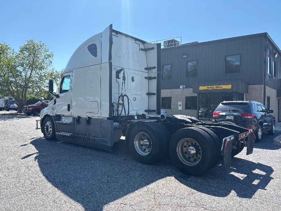 Sleeper Tractor-Heavy Duty Tractors-Freightliner-2020-T12664ST-Prince George-VA-424,035\n\t\tmiles-$ 68,750 - Image 5
