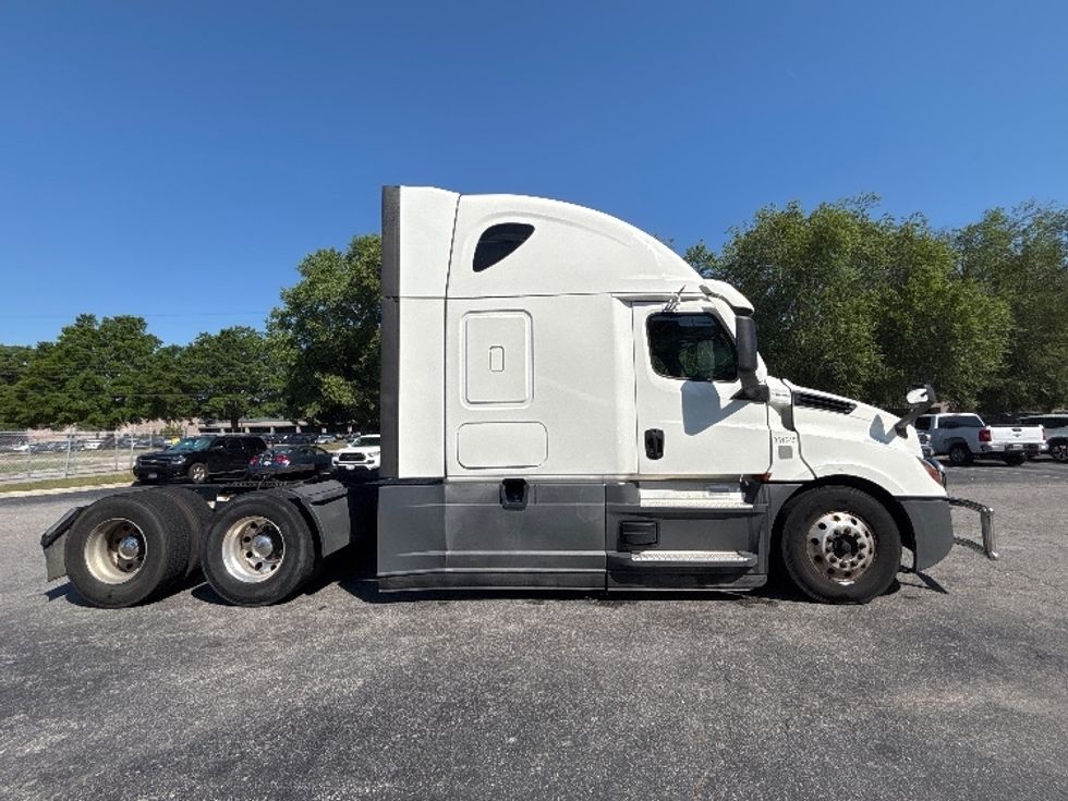 Sleeper Tractor-Heavy Duty Tractors-Freightliner-2020-T12664ST-Prince George-VA-424,035\n\t\tmiles-$ 68,750 - Image 8