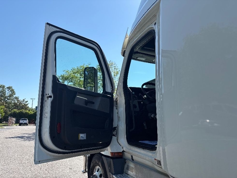 Sleeper Tractor-Heavy Duty Tractors-Freightliner-2020-T12664ST-Prince George-VA-424,035\n\t\tmiles-$ 68,750 - Image 9