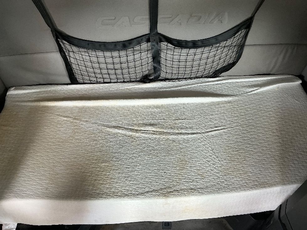 Sleeper Tractor-Heavy Duty Tractors-Freightliner-2020-T12664ST-Prince George-VA-428,424\n\t\tmiles-$ 68,750 - Image 17