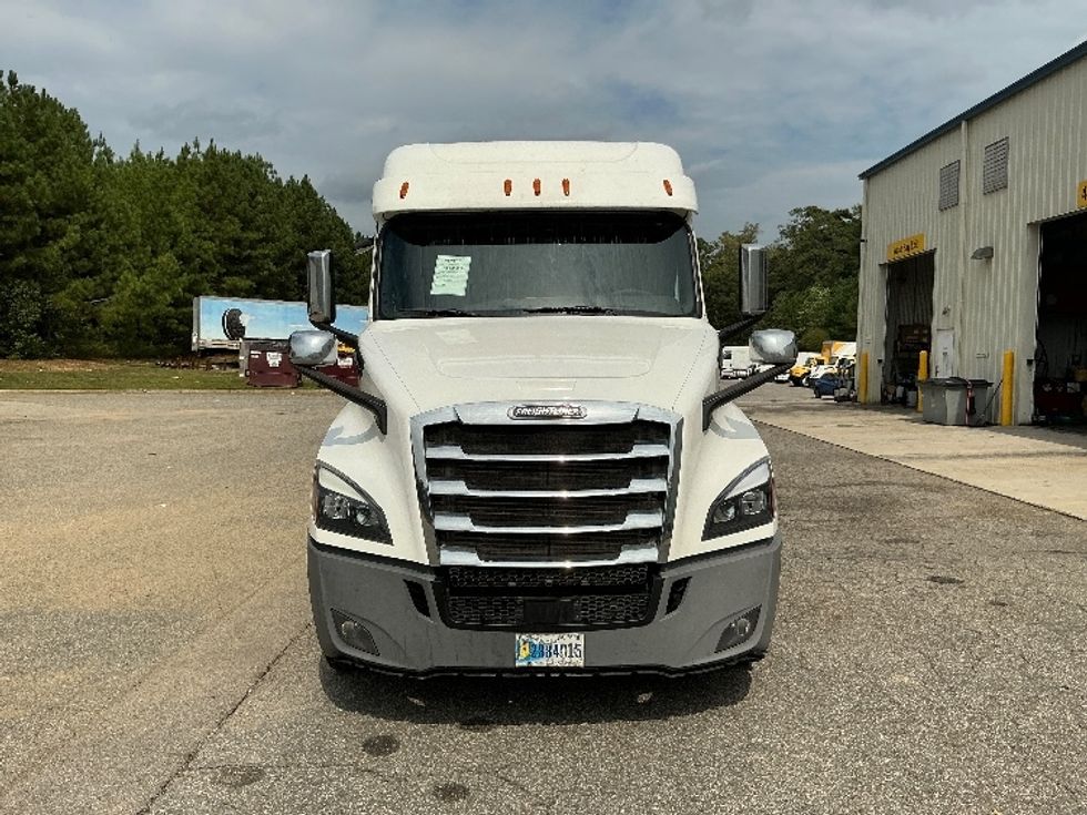 Sleeper Tractor-Heavy Duty Tractors-Freightliner-2020-T12664ST-Prince George-VA-428,424\n\t\tmiles-$ 68,750 - Image 2