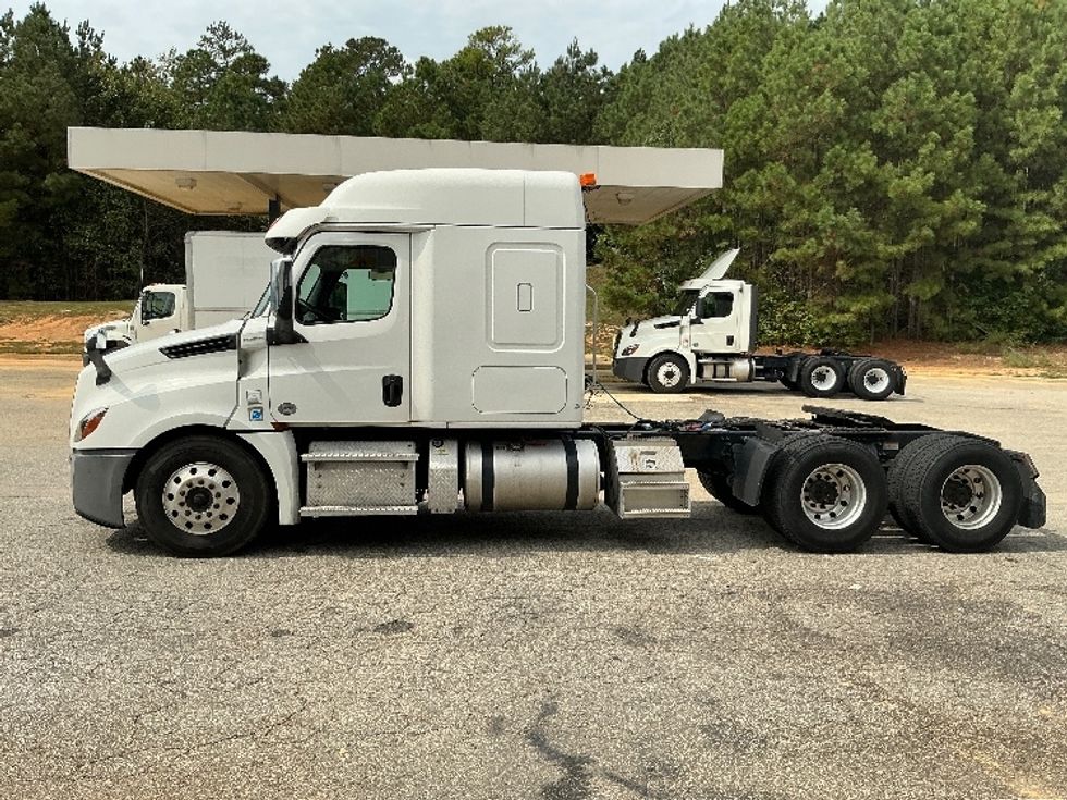 Sleeper Tractor-Heavy Duty Tractors-Freightliner-2020-T12664ST-Prince George-VA-428,424\n\t\tmiles-$ 68,750 - Image 4