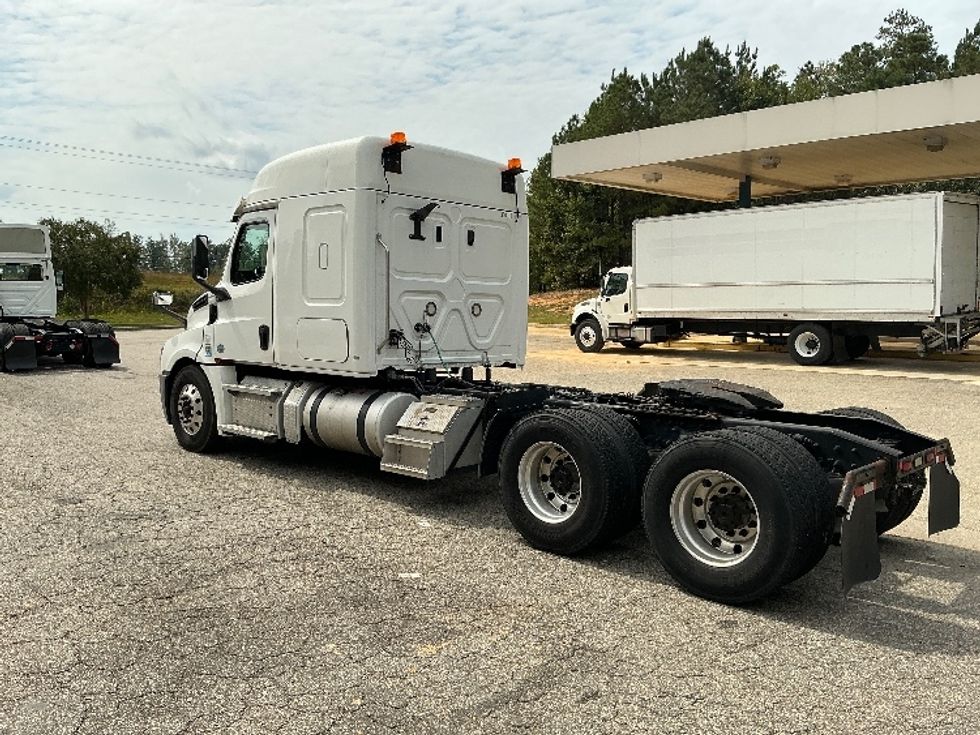 Sleeper Tractor-Heavy Duty Tractors-Freightliner-2020-T12664ST-Prince George-VA-428,424\n\t\tmiles-$ 68,750 - Image 5