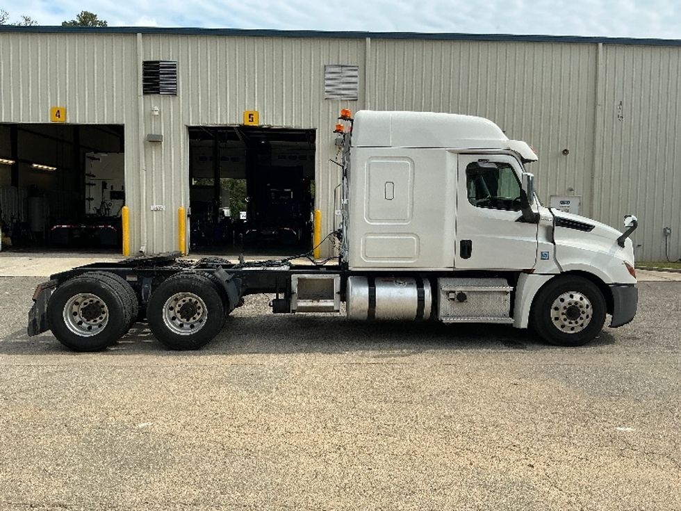 Sleeper Tractor-Heavy Duty Tractors-Freightliner-2020-T12664ST-Prince George-VA-428,424\n\t\tmiles-$ 68,750 - Image 8