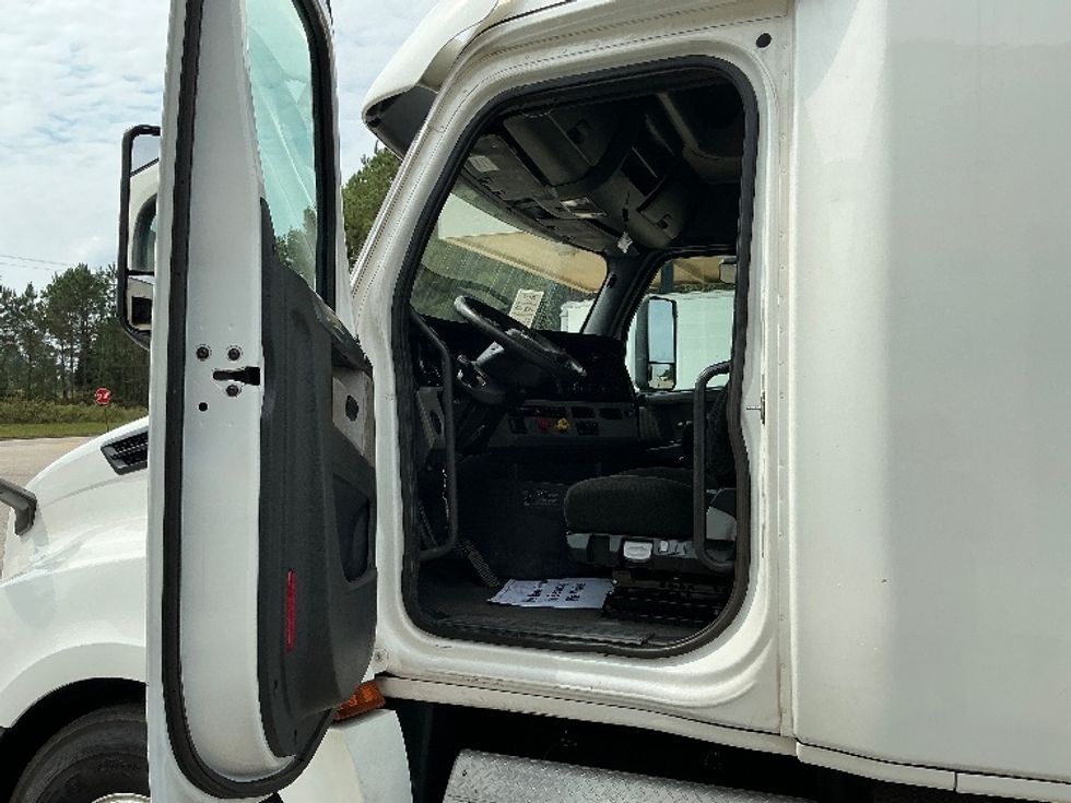 Sleeper Tractor-Heavy Duty Tractors-Freightliner-2020-T12664ST-Prince George-VA-428,424\n\t\tmiles-$ 68,750 - Image 9