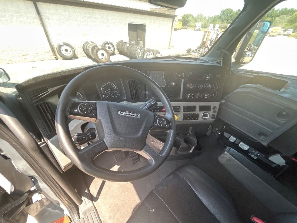 Sleeper Tractor-Heavy Duty Tractors-Freightliner-2020-T12664ST-Prince George-VA-456,926\n\t\tmiles-$ 68,500 - Image 10
