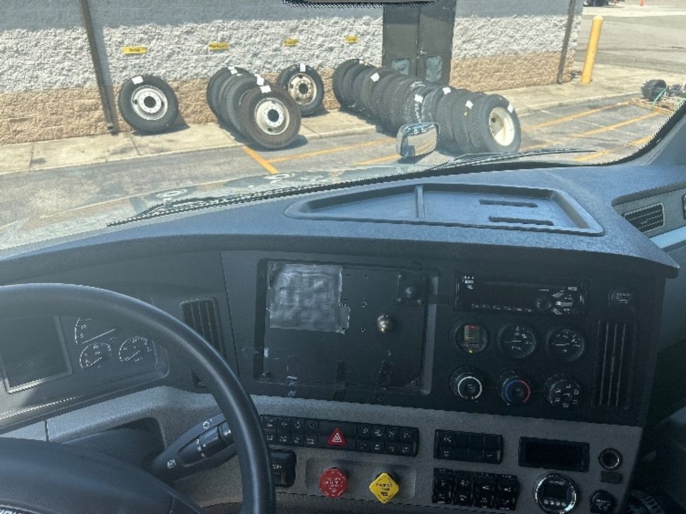 Sleeper Tractor-Heavy Duty Tractors-Freightliner-2020-T12664ST-Prince George-VA-456,926\n\t\tmiles-$ 68,500 - Image 11