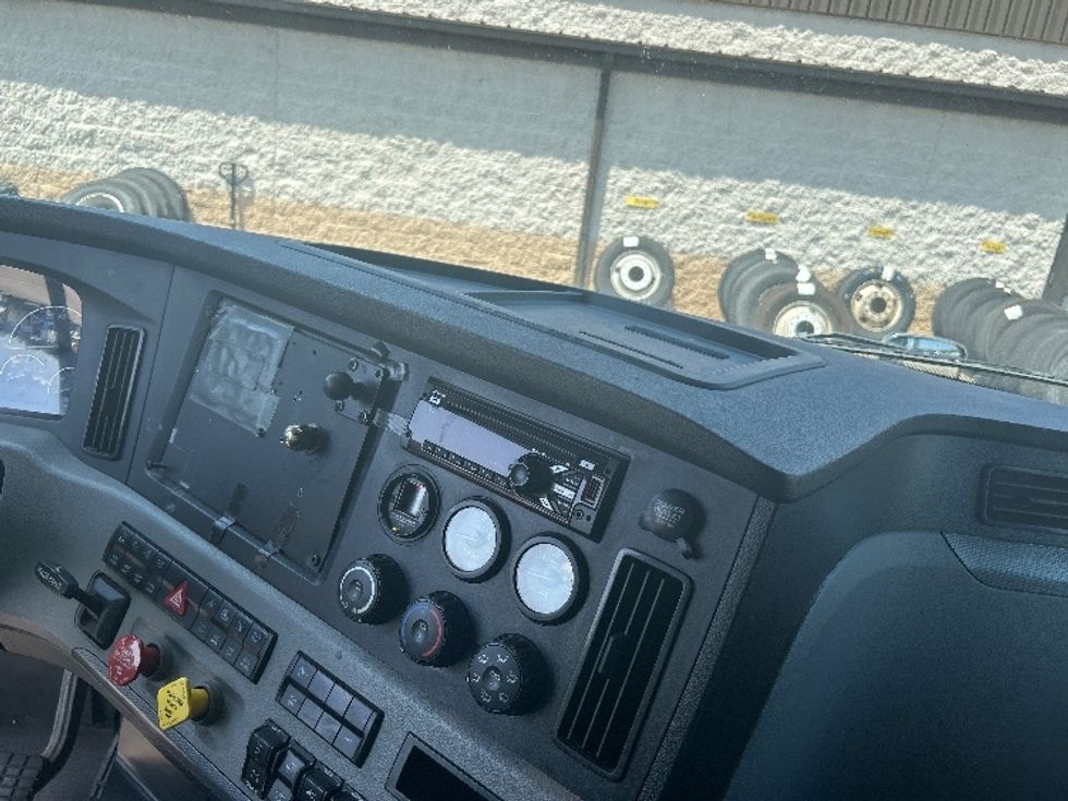 Sleeper Tractor-Heavy Duty Tractors-Freightliner-2020-T12664ST-Prince George-VA-456,926\n\t\tmiles-$ 68,500 - Image 12