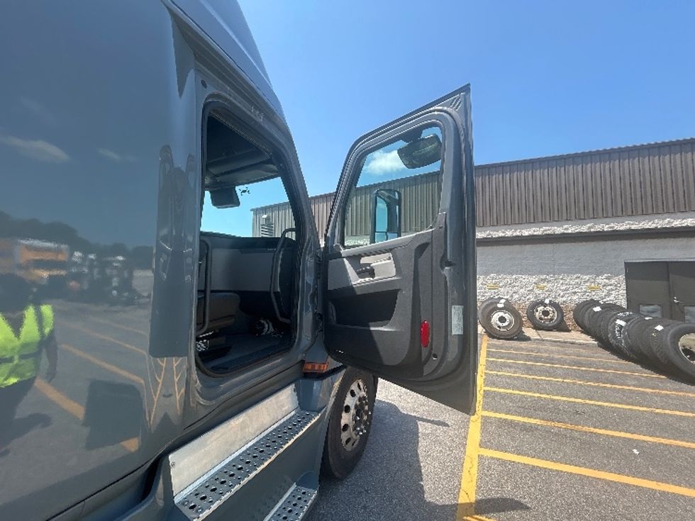 Sleeper Tractor-Heavy Duty Tractors-Freightliner-2020-T12664ST-Prince George-VA-456,926\n\t\tmiles-$ 68,500 - Image 13