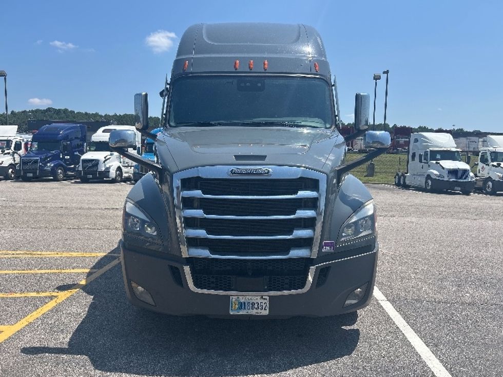 Sleeper Tractor-Heavy Duty Tractors-Freightliner-2020-T12664ST-Prince George-VA-456,926\n\t\tmiles-$ 68,500 - Image 2