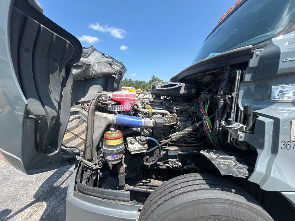 Sleeper Tractor-Heavy Duty Tractors-Freightliner-2020-T12664ST-Prince George-VA-456,926\n\t\tmiles-$ 68,500 - Image 21