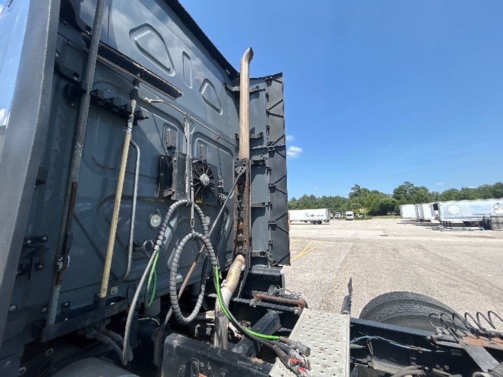 Sleeper Tractor-Heavy Duty Tractors-Freightliner-2020-T12664ST-Prince George-VA-456,926\n\t\tmiles-$ 68,500 - Image 22