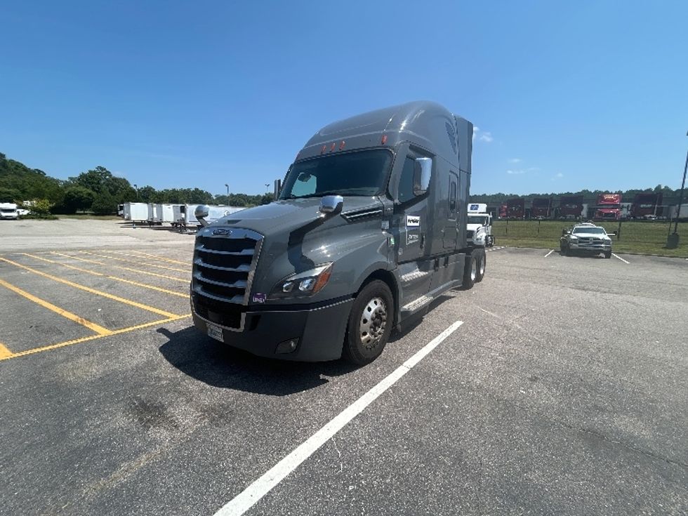 Sleeper Tractor-Heavy Duty Tractors-Freightliner-2020-T12664ST-Prince George-VA-456,926\n\t\tmiles-$ 68,500 - Image 3