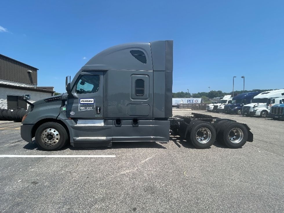 Sleeper Tractor-Heavy Duty Tractors-Freightliner-2020-T12664ST-Prince George-VA-456,926\n\t\tmiles-$ 68,500 - Image 4
