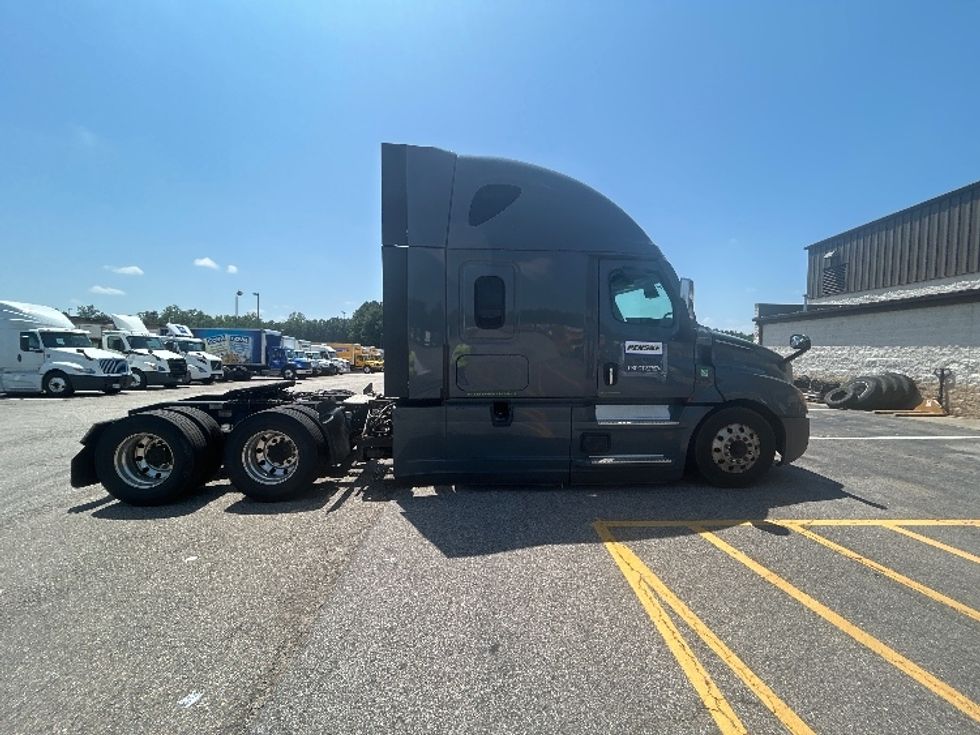 Sleeper Tractor-Heavy Duty Tractors-Freightliner-2020-T12664ST-Prince George-VA-456,926\n\t\tmiles-$ 68,500 - Image 8