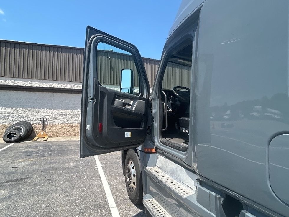 Sleeper Tractor-Heavy Duty Tractors-Freightliner-2020-T12664ST-Prince George-VA-456,926\n\t\tmiles-$ 68,500 - Image 9