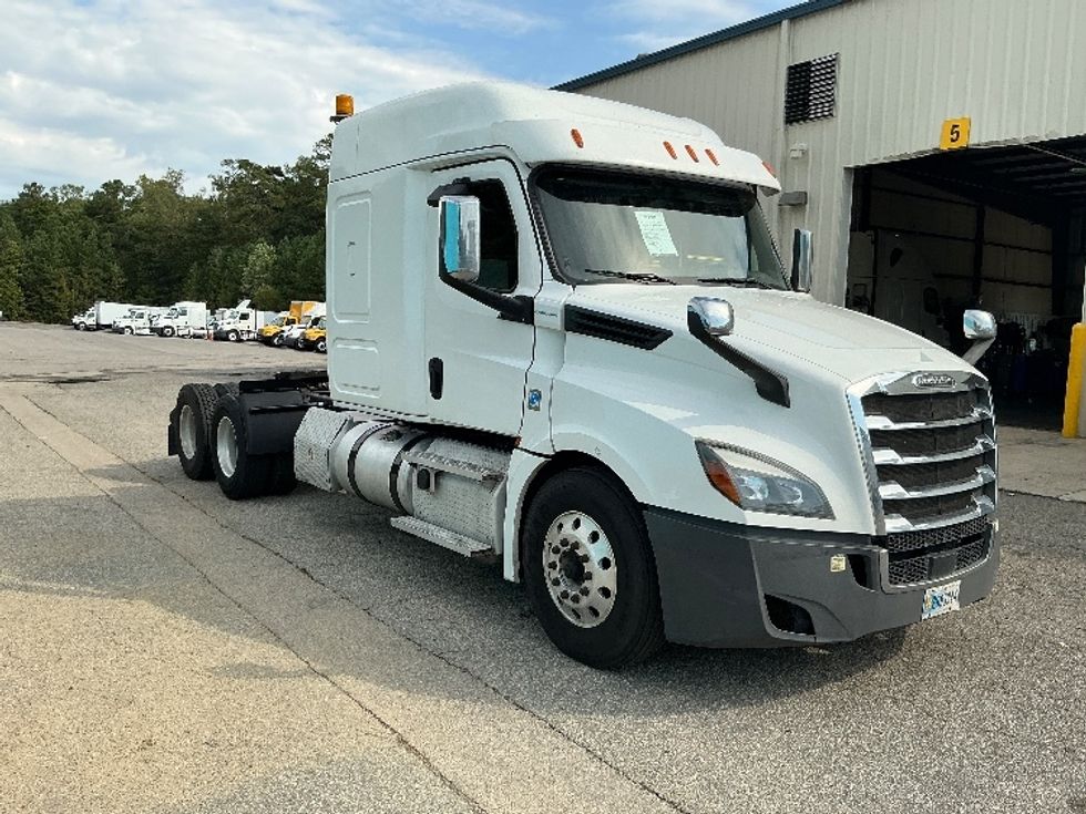 Sleeper Tractor-Heavy Duty Tractors-Freightliner-2020-T12664ST-Prince George-VA-481,235\n\t\tmiles-$ 64,250 - Image 1