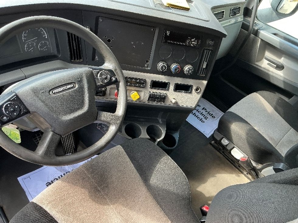 Sleeper Tractor-Heavy Duty Tractors-Freightliner-2020-T12664ST-Prince George-VA-481,235\n\t\tmiles-$ 64,250 - Image 11