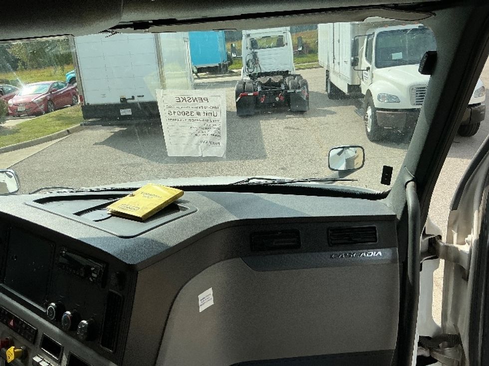 Sleeper Tractor-Heavy Duty Tractors-Freightliner-2020-T12664ST-Prince George-VA-481,235\n\t\tmiles-$ 64,250 - Image 14