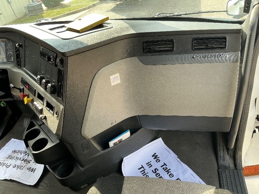 Sleeper Tractor-Heavy Duty Tractors-Freightliner-2020-T12664ST-Prince George-VA-481,235\n\t\tmiles-$ 64,250 - Image 15