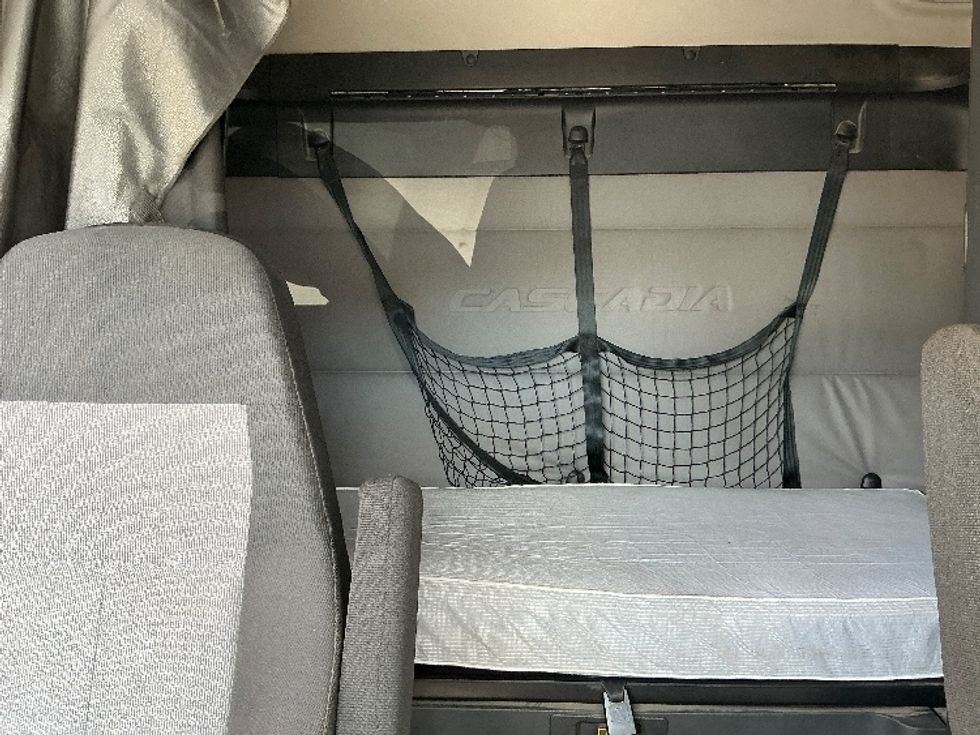 Sleeper Tractor-Heavy Duty Tractors-Freightliner-2020-T12664ST-Prince George-VA-481,235\n\t\tmiles-$ 64,250 - Image 16