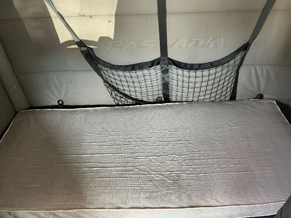 Sleeper Tractor-Heavy Duty Tractors-Freightliner-2020-T12664ST-Prince George-VA-481,235\n\t\tmiles-$ 64,250 - Image 17