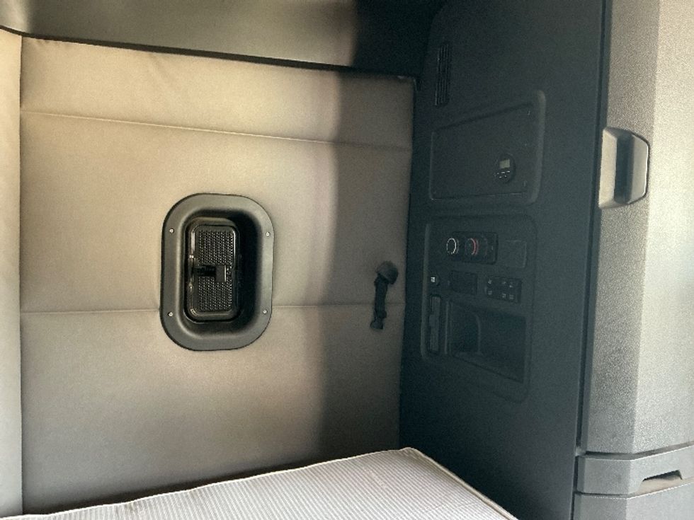 Sleeper Tractor-Heavy Duty Tractors-Freightliner-2020-T12664ST-Prince George-VA-481,235\n\t\tmiles-$ 64,250 - Image 18