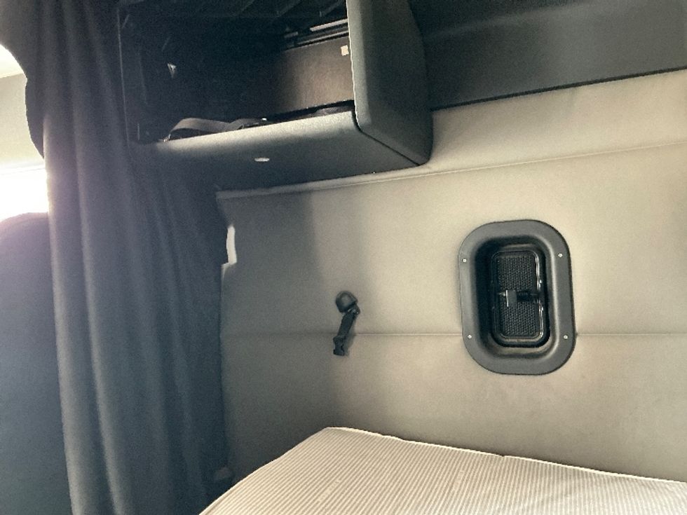 Sleeper Tractor-Heavy Duty Tractors-Freightliner-2020-T12664ST-Prince George-VA-481,235\n\t\tmiles-$ 64,250 - Image 19