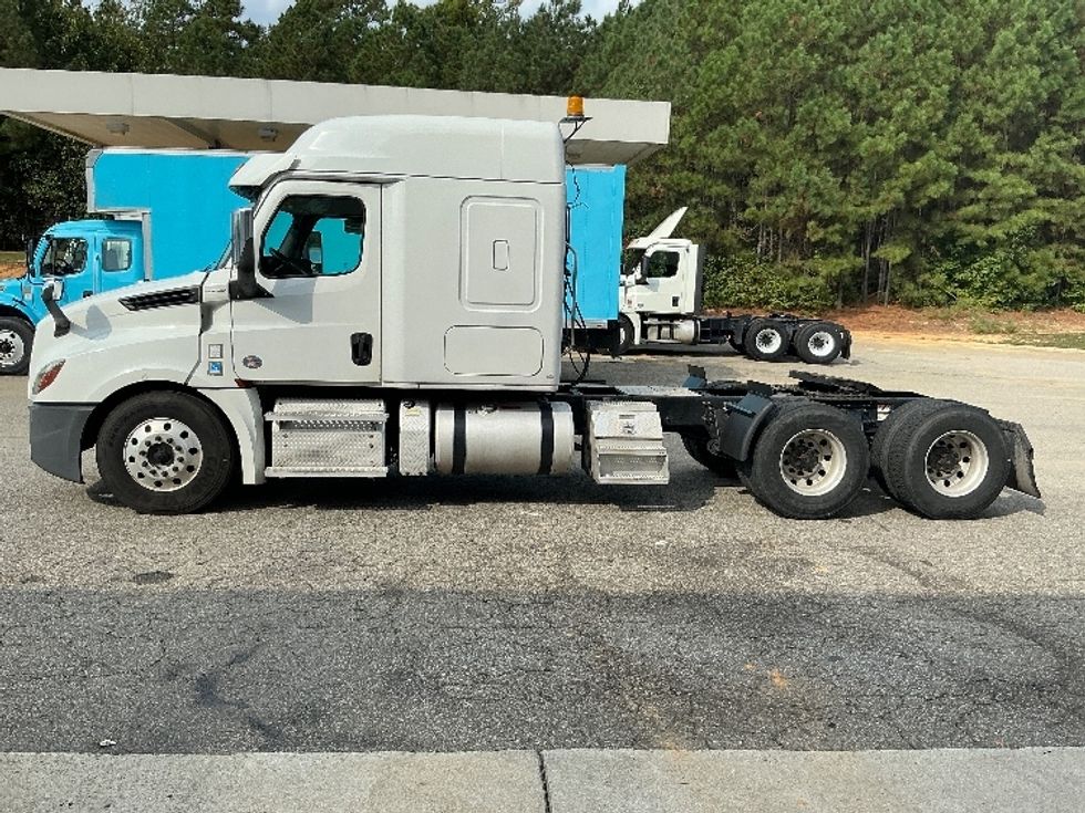 Sleeper Tractor-Heavy Duty Tractors-Freightliner-2020-T12664ST-Prince George-VA-481,235\n\t\tmiles-$ 64,250 - Image 4