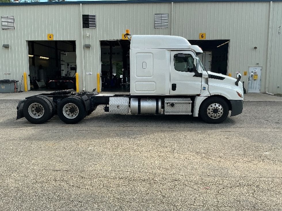 Sleeper Tractor-Heavy Duty Tractors-Freightliner-2020-T12664ST-Prince George-VA-481,235\n\t\tmiles-$ 64,250 - Image 8