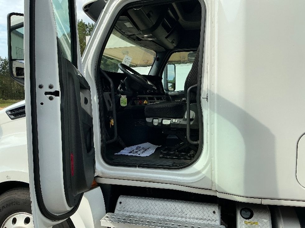 Sleeper Tractor-Heavy Duty Tractors-Freightliner-2020-T12664ST-Prince George-VA-481,235\n\t\tmiles-$ 64,250 - Image 9