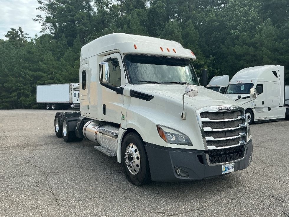 Sleeper Tractor-Heavy Duty Tractors-Freightliner-2020-T12664ST-Prince George-VA-483,111\n\t\tmiles-$ 67,750 - Image 1