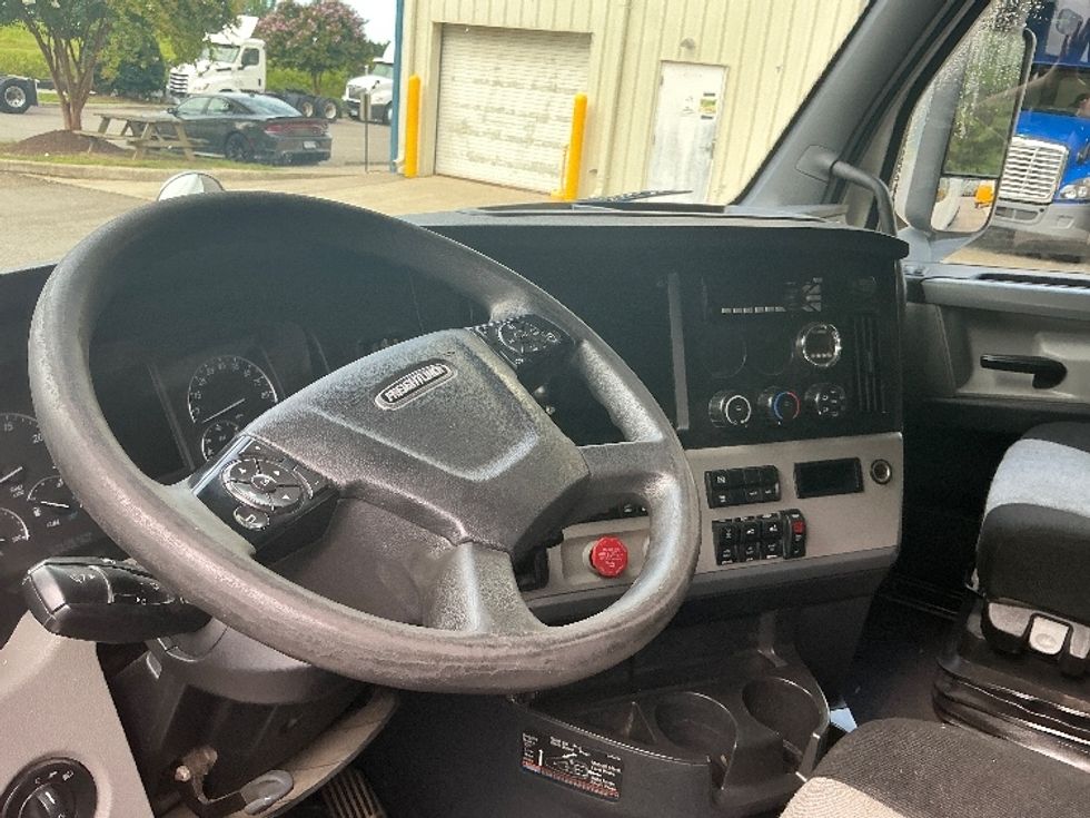Sleeper Tractor-Heavy Duty Tractors-Freightliner-2020-T12664ST-Prince George-VA-483,111\n\t\tmiles-$ 67,750 - Image 10