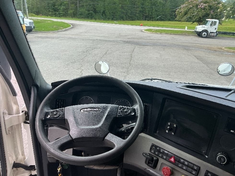 Sleeper Tractor-Heavy Duty Tractors-Freightliner-2020-T12664ST-Prince George-VA-483,111\n\t\tmiles-$ 67,750 - Image 11