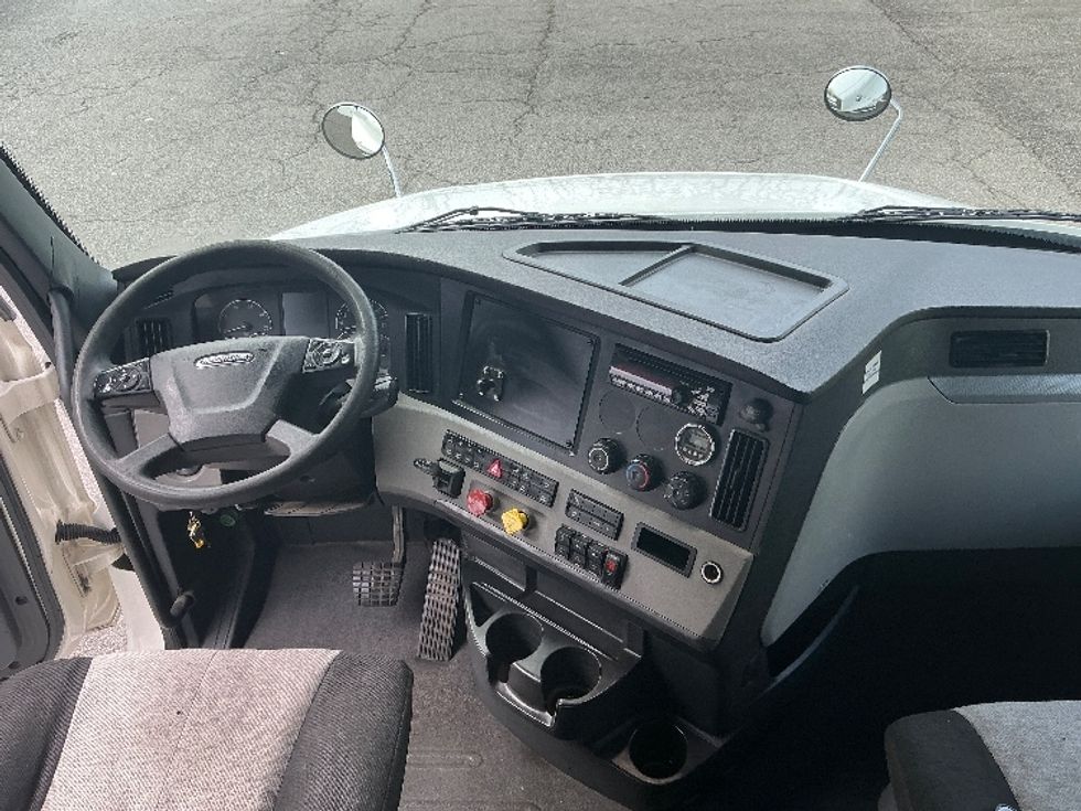 Sleeper Tractor-Heavy Duty Tractors-Freightliner-2020-T12664ST-Prince George-VA-483,111\n\t\tmiles-$ 67,750 - Image 12