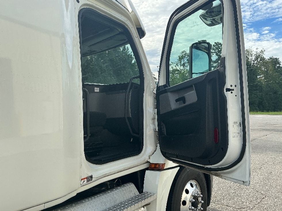 Sleeper Tractor-Heavy Duty Tractors-Freightliner-2020-T12664ST-Prince George-VA-483,111\n\t\tmiles-$ 67,750 - Image 13