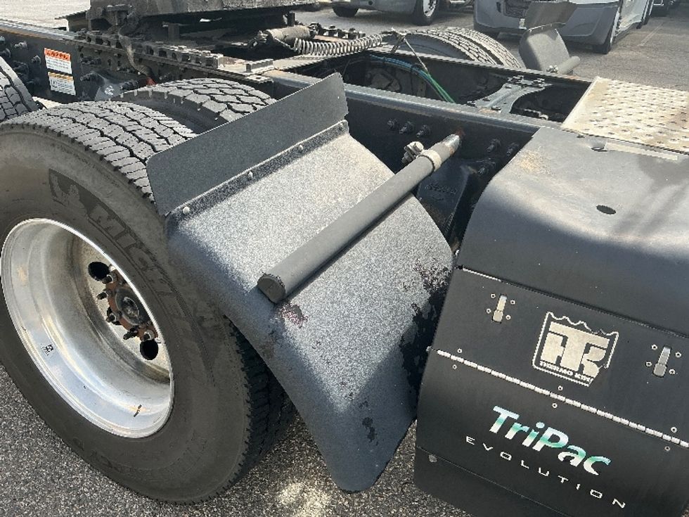Sleeper Tractor-Heavy Duty Tractors-Freightliner-2020-T12664ST-Prince George-VA-483,111\n\t\tmiles-$ 67,750 - Image 27