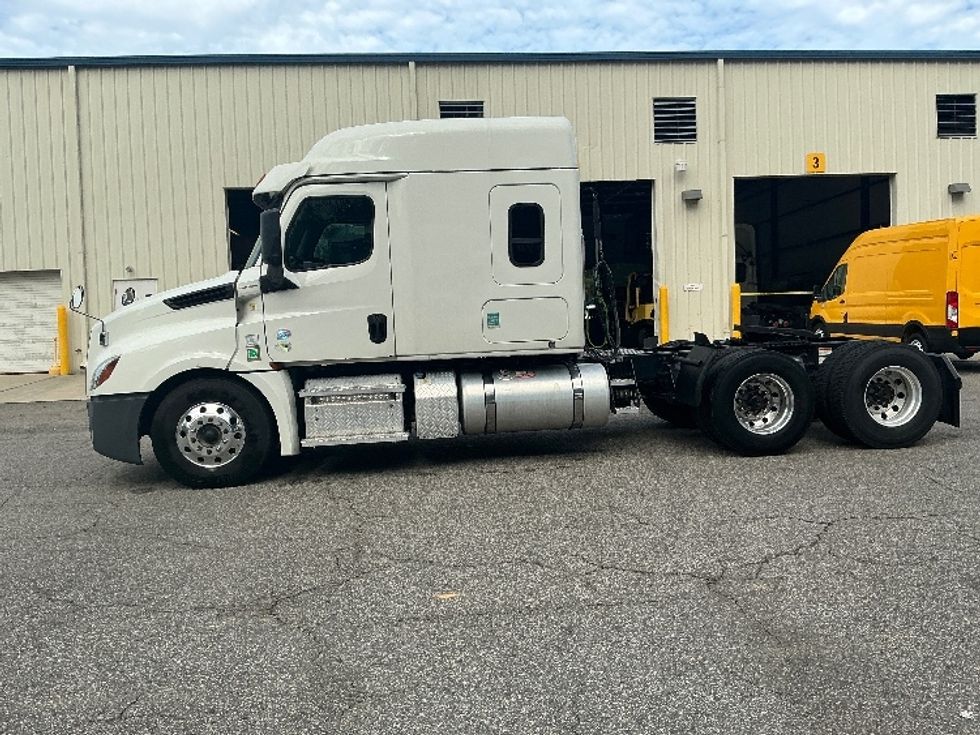 Sleeper Tractor-Heavy Duty Tractors-Freightliner-2020-T12664ST-Prince George-VA-483,111\n\t\tmiles-$ 67,750 - Image 4