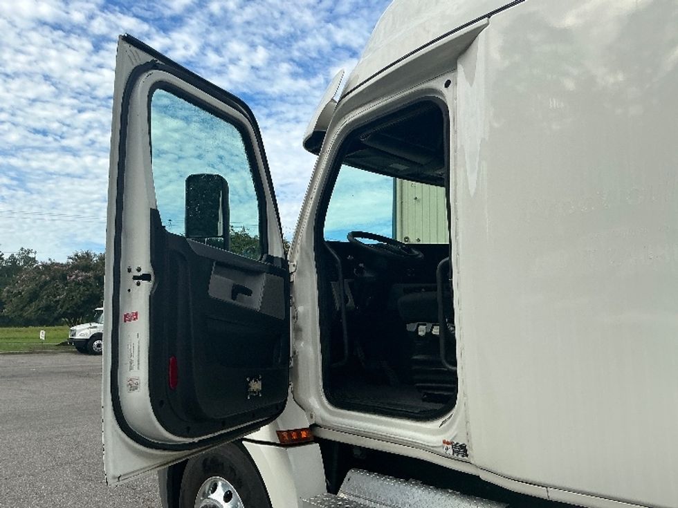 Sleeper Tractor-Heavy Duty Tractors-Freightliner-2020-T12664ST-Prince George-VA-483,111\n\t\tmiles-$ 67,750 - Image 9