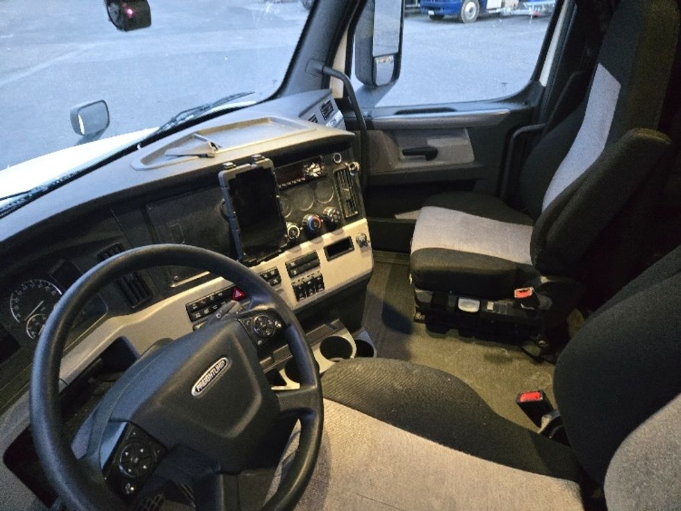 Sleeper Tractor-Heavy Duty Tractors-Freightliner-2020-T12664ST-Prince George-VA-565,276\n\t\tmiles-$ 53,750 - Image 10